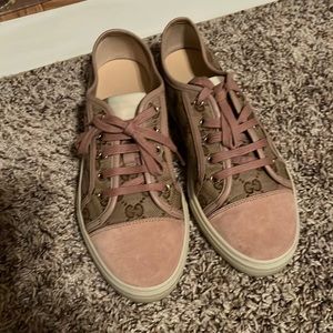 Gucci Sneakers blush with classic GG